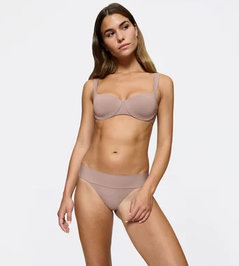 Majtki damskie Triumph Body Make-Up Illusion figi String bezszwowe