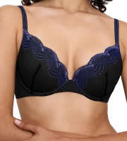 Biustonosz Triumph Comfort Glam push-up koronkowy z fiszbinami