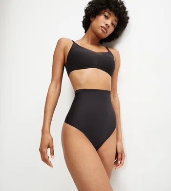 Majtki damskie Triumph czarne Shape Smart Highwaist stringi z wysokim stanem