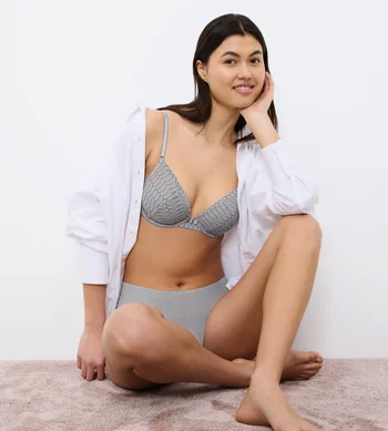 Biustonosz Triumph Aura Spotlight koronkowy push-up z fiszbinami