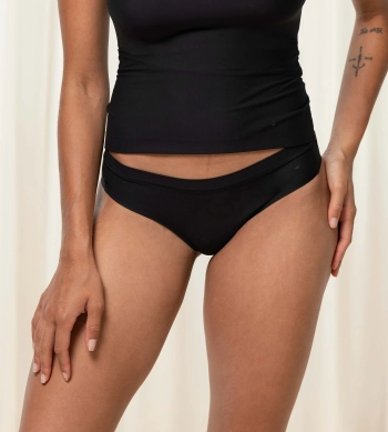 Majtki damskie Triumph czarne Smart Micro figi Brazilian String E bezszwowe